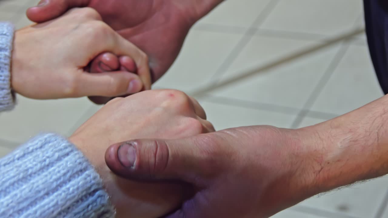 mujer apoya a vagabundo mujer apoya a vagabundo