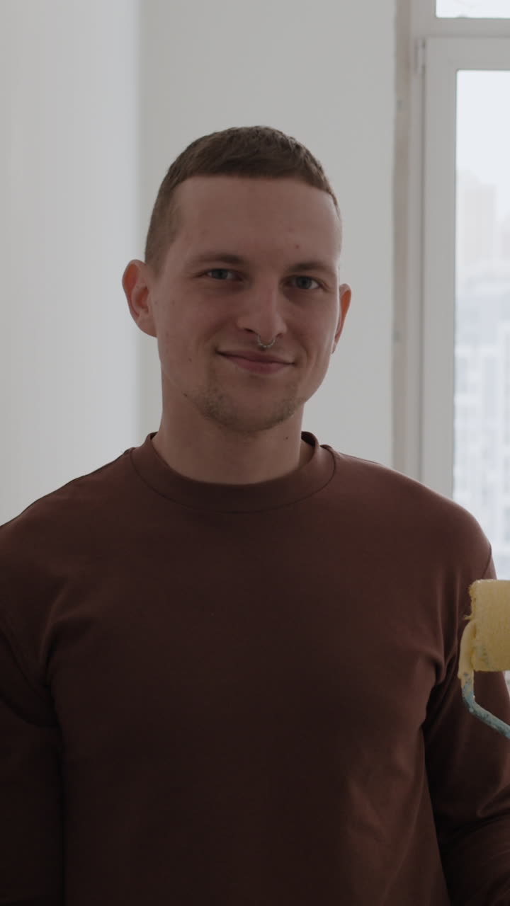 hombre pintando una habitación