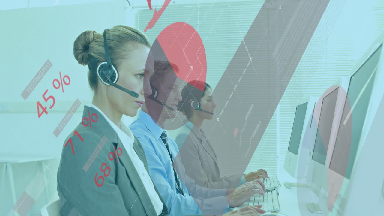 animación del procesamiento de datos de diversos colegas hablando con auriculares telefónicos mientras trabajan en la oficina