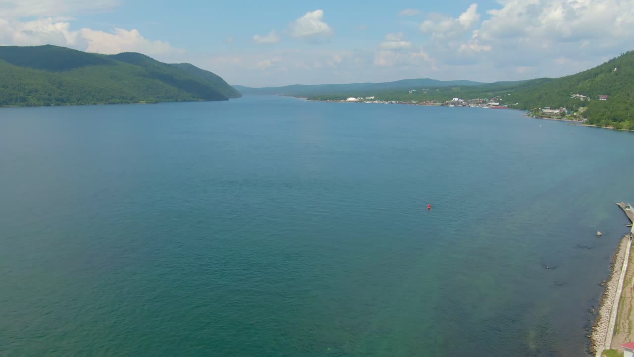 호수 근처 의 도시 의 공중 에서 볼 수 있는 모습