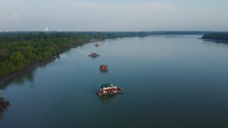 Casa-Flotante-En-El-Río-Bagan-Lalang,-Sepang,-Selangor,-Malasia