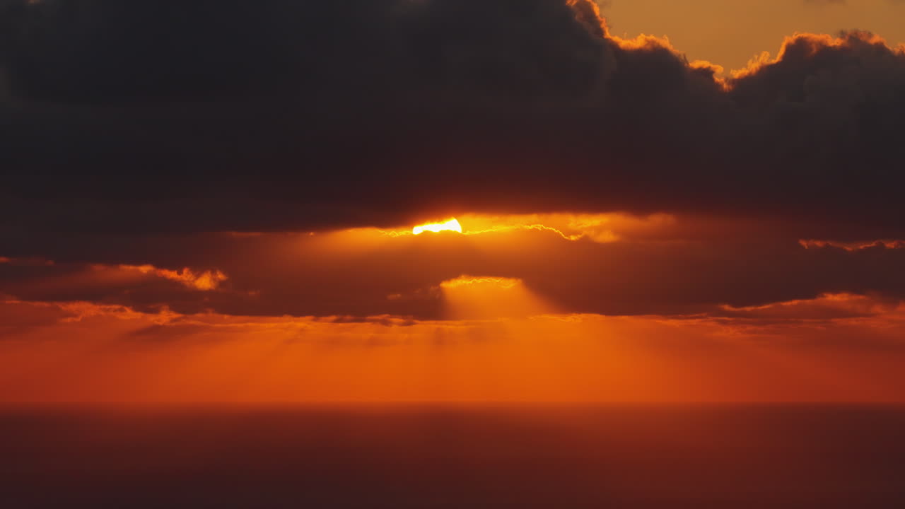 Luftfoto fra drone af gylden solnedgang, der reflekteres i det rolige Middelhav.