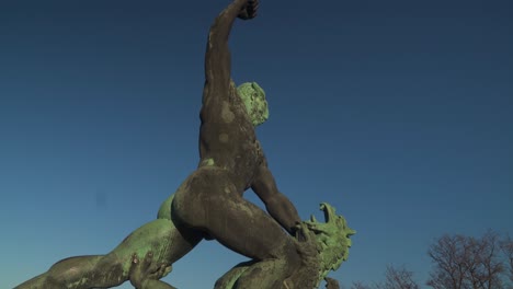 Wunderschöne-Statue-Eines-Ungarischen-Kriegers,-Der-An-Einem-Sonnigen-Tag-Auf-Dem-Gellertberg,-Budapest,-Ungarn,-Gegen-Einen-Dreiköpfigen-Drachen-Kämpft---Nach-Oben-Geneigte-Aufnahme