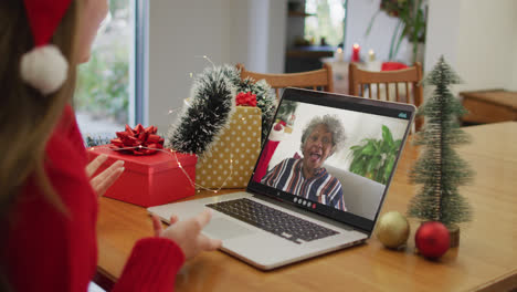 Mujer-Caucásica-En-Videollamada-Portátil-Con-Una-Mujer-Mayor-Feliz-En-Navidad