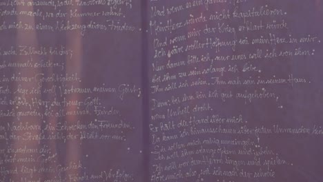 una pancarta morada con una oración ondeando ligeramente en el viento