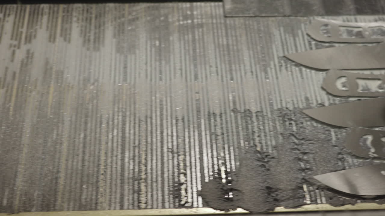 lijado y pulido de acero inoxidable en fábrica de cuchillos, patrones de metal en base móvil, primer plano