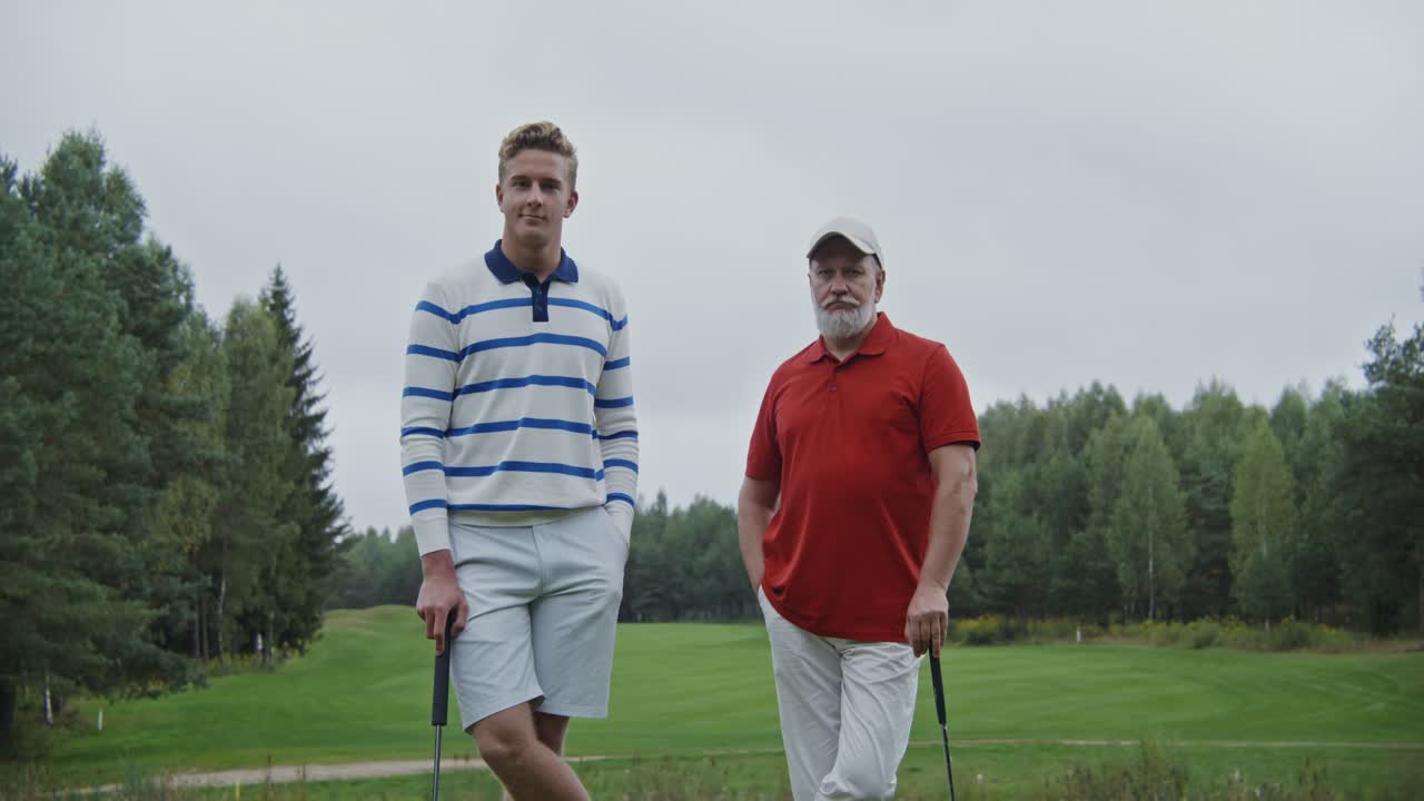 두 남자가 골프를 하고 있다