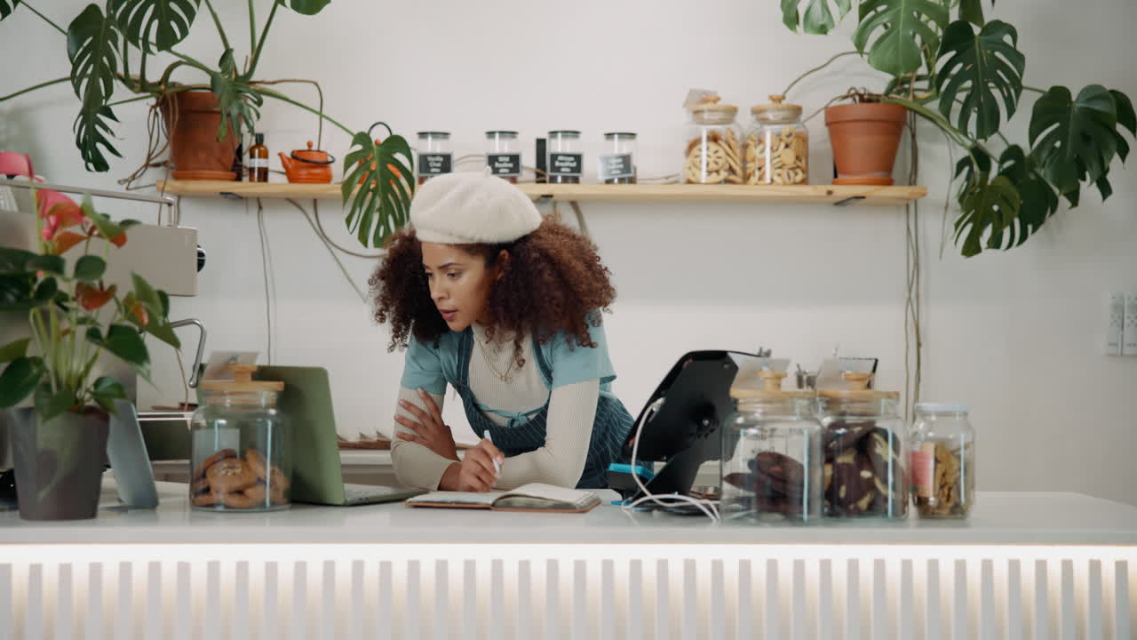 mujer trabajando en una cafetería