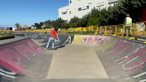 vista cercana del patinador realizando trucos y generando velocidad en las rampas de la piscina