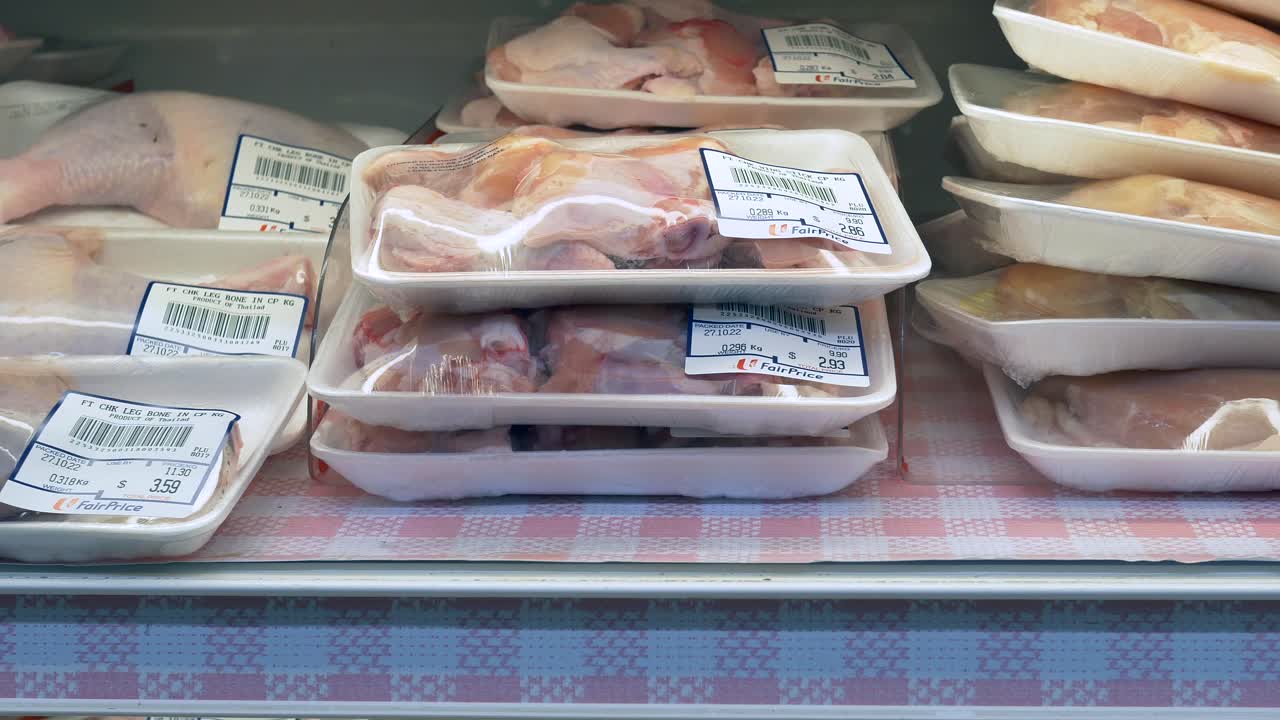 trozos de pollo envasados en un supermercado