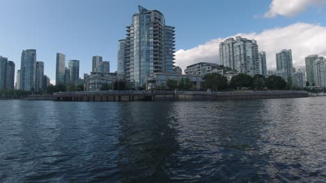 Vuelo-Bajo-Aéreo-Por-Solo-1-Pie-Sobre-El-Nivel-Del-Mar-A-Través-De-False-Creek-Bc-Vancouvers-Estacionamiento-Privado-De-Yates-Para-La-élite-En-El-Edificio-De-Viviendas-Más-Caro-Junto-Al-Muelle-De-Agua-Pasando-Una-Boya