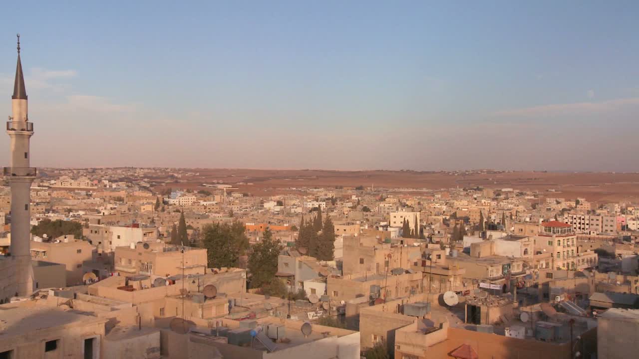 pan para revelar una mezquita que se eleva sobre la ciudad árabe de madaba en jordania