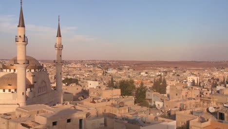 pan para revelar una mezquita que se eleva sobre la ciudad árabe de madaba en jordania