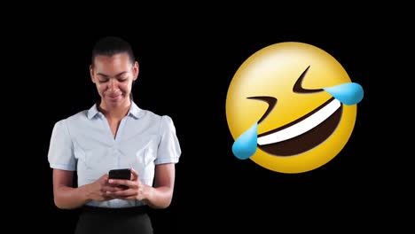 Mujer-Joven-De-Raza-Mixta-Usando-Un-Teléfono-Inteligente-Con-Emoticono-Riendo