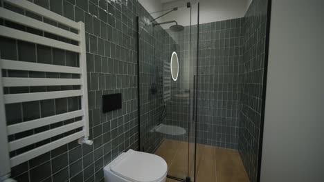 baño moderno de azulejos con ducha en una casa moderna, interior de bienes raíces.