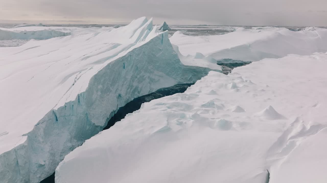 ilulissat icefjord의 얼음 위에 있는 드론
