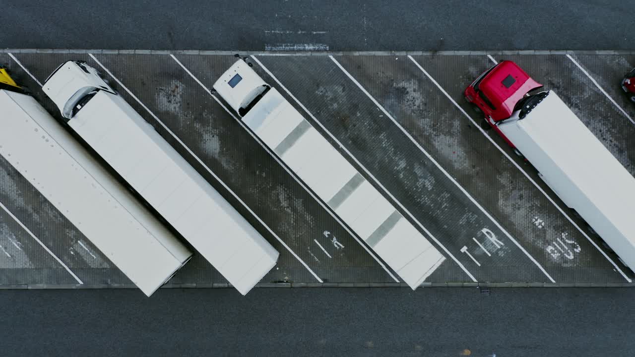 camiones estacionados en un lote