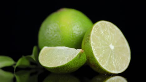 la lima madura perfumada con hojas gira lentamente.