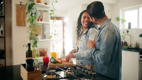 una pareja feliz cocinando juntos.