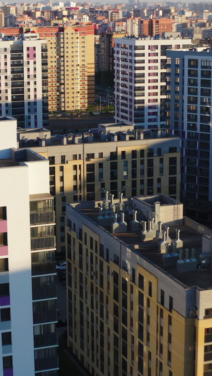 edificios de apartamentos modernos en una ciudad