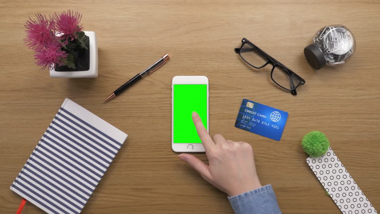 vista superior de una mujer usando un teléfono inteligente con tarjeta de crédito