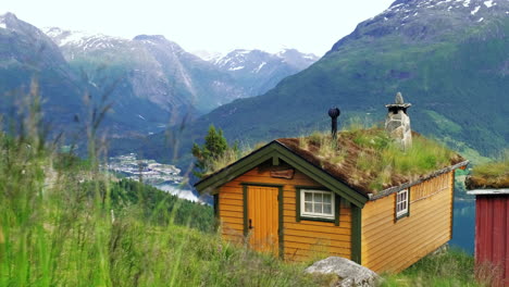 pequeña cabaña en la zona de senderismo de rakssetra del pueblo de loen en stryn, noruega