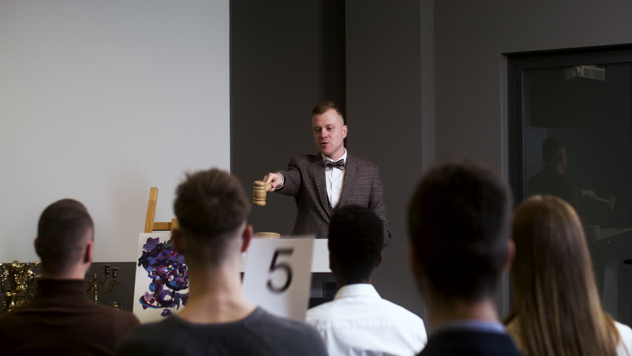 미술 경매 세션에 참여하는 사람들