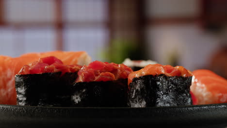 primer plano de sushi variado