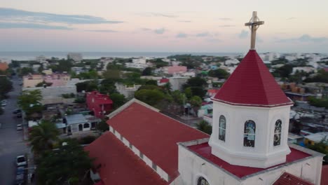 desde lo alto de una hermosa iglesia en el corazón de un pintoresco pueblo costero, playa del carmen