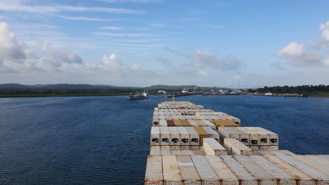 Buque-Portacontenedores-Que-Transporta-Mercancías-Acercándose-A-Las-Esclusas-Del-Canal-De-Panamá