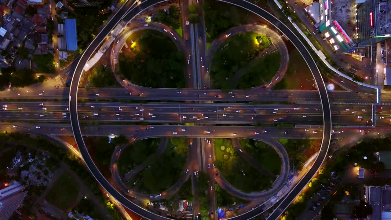 인도네시아 자카르타에서 밤에 차량 조명과 함께 세만기 도로 교차로 위의 아름다운 풍경의 새 시각 영상. 4k 해상도로 촬영