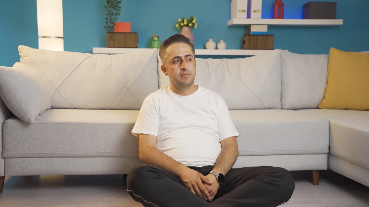 우울한 남자가 부정적인 표정으로 머리를 흔들고 있습니다.