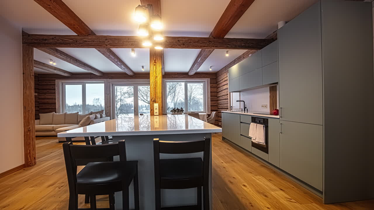 Interno cucina con pavimento e trave in legno naturale e set da cucina