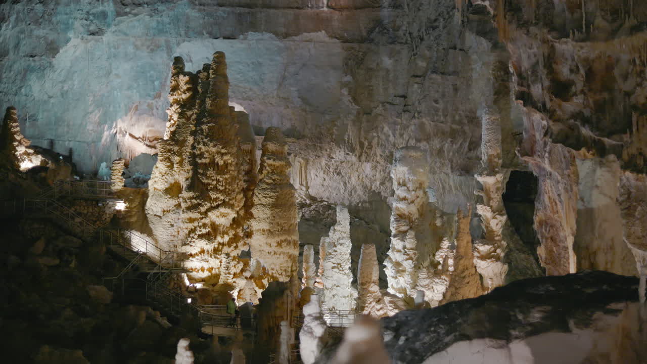 las cuevas de frasassi, el abismo de ancona, los gigantes, enormes estalagmitas dentro de una cueva subterránea