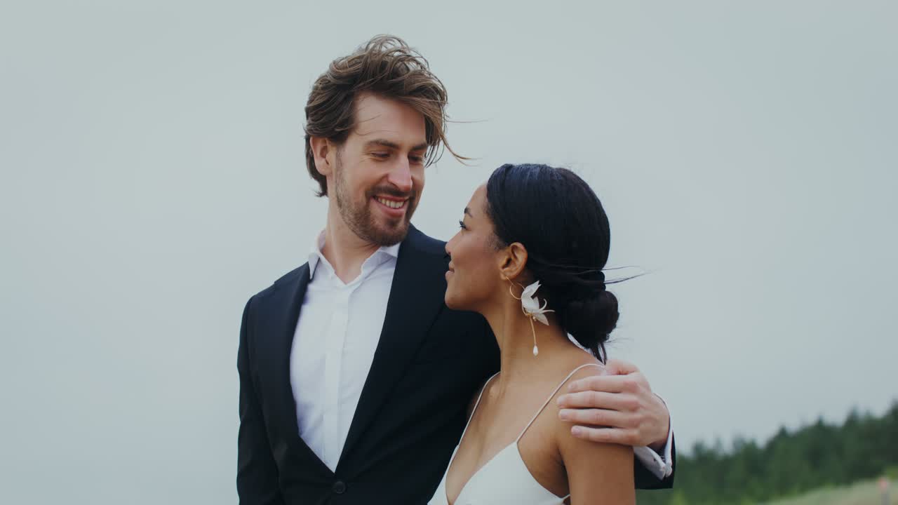 Pareja interracial celebrando su boda