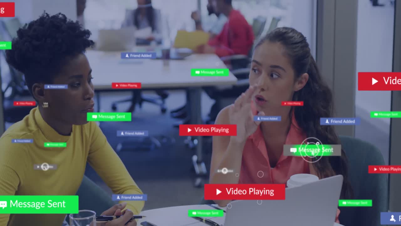animación de textos e iconos en cajas de mensajes, diversas compañeras de trabajo discutiendo informes en la computadora portátil