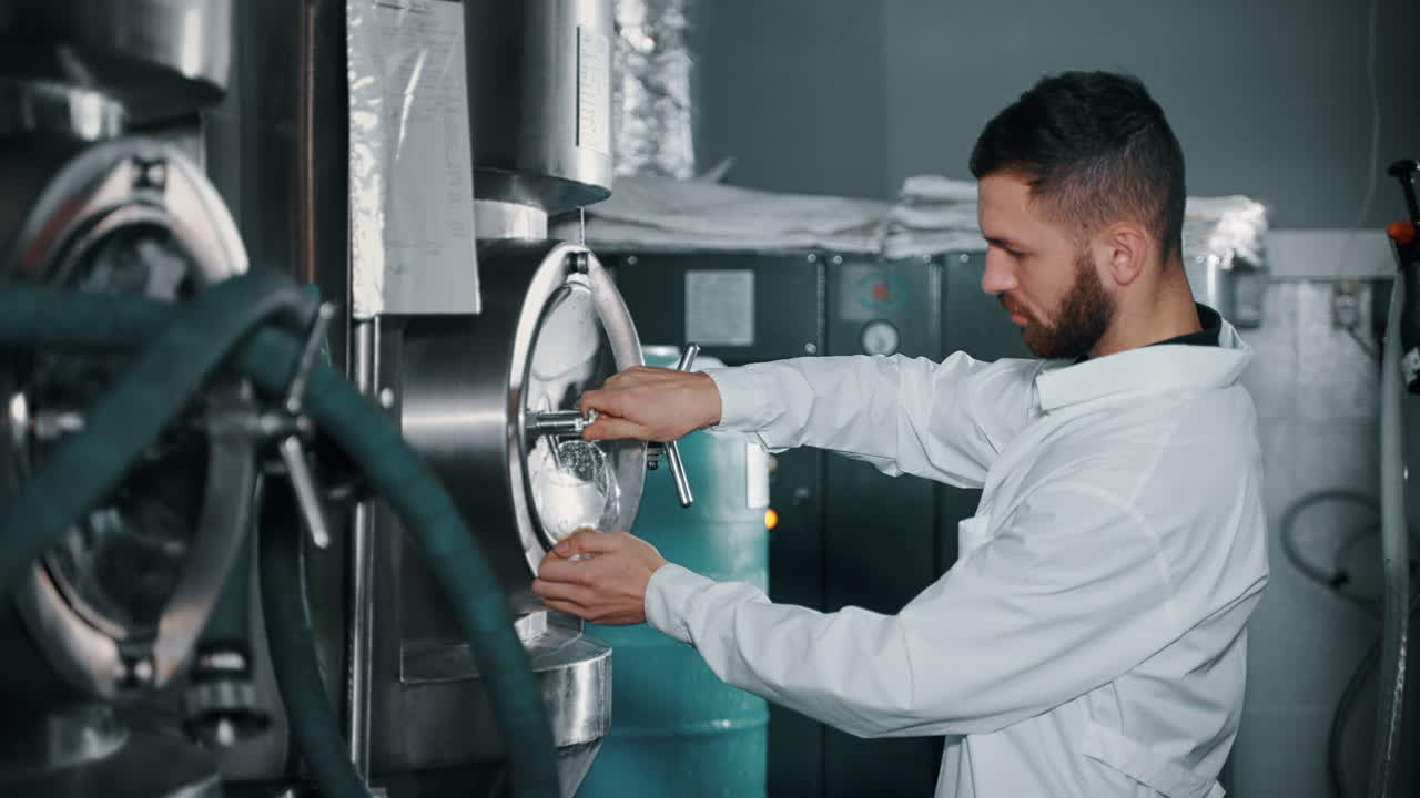 trabajador industrial que opera equipos en una instalación de fabricación