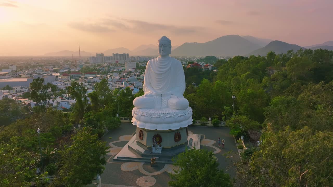 vista de drones kim que phat a la estatua de buda en la montaña junto a la pagoda long son, al atardecer - nha trang, provincia de khanh hoa, vietnam central