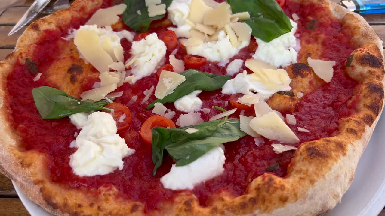 부라타 치즈, 파마산 치즈, 체리 토마토, 신선한 바질을 곁들인 전통 이탈리아 피자, 장작 오븐 피자, 4k 샷
