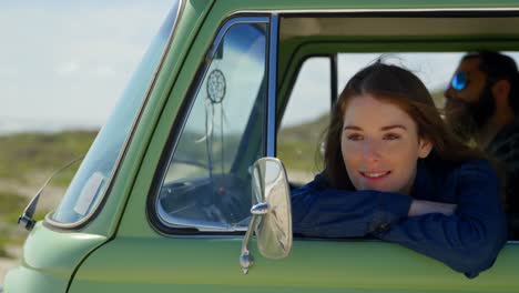 mujer hermosa sonriente mirando a través de la ventana de la furgoneta 4k