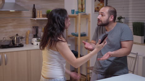 una mujer gritando a un hombre infiel.