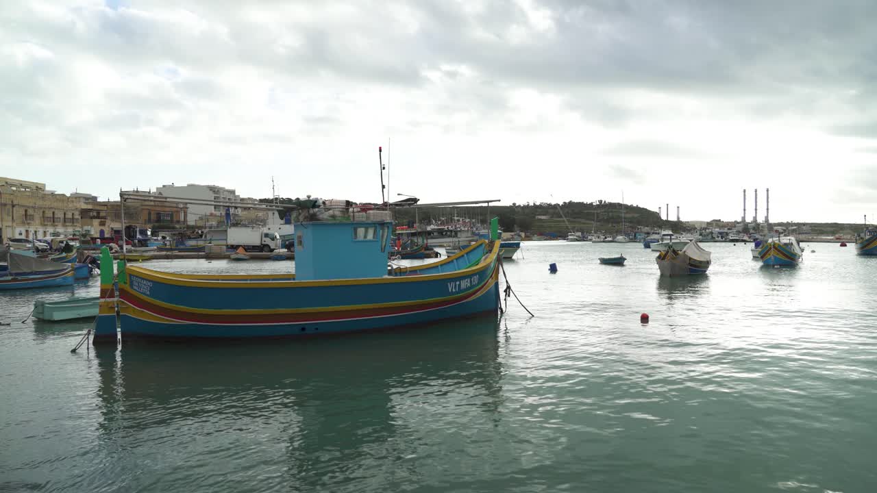 Tradizionali barche da pesca maltesi multicolori decorate con gli occhi di Osiride nel porto di Marsaxlokk