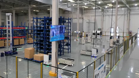 sistema de movimiento automatizado robots modernos de almacén minorista que transportan cajas de cartón en el centro de logística de distribución