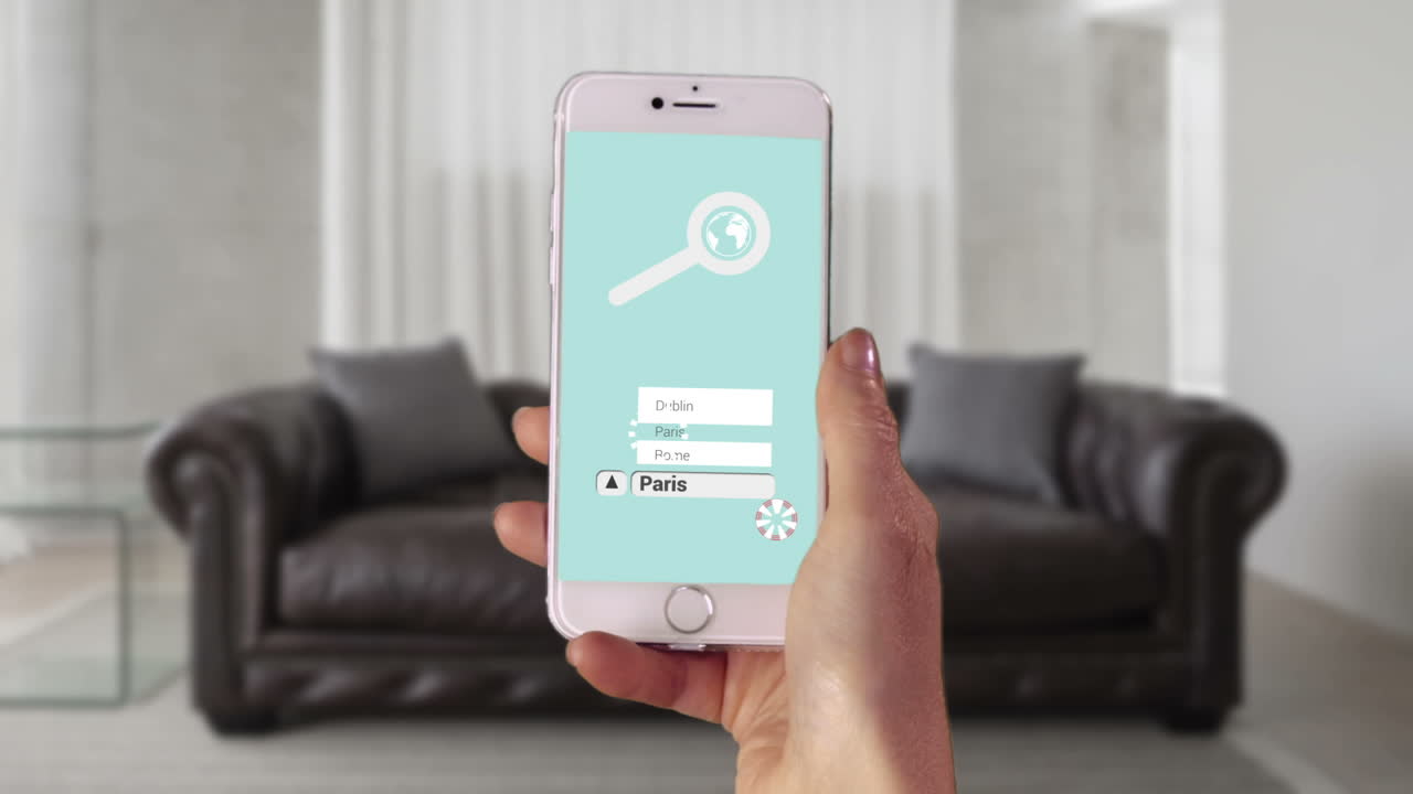 una mujer reservando vacaciones en su teléfono.