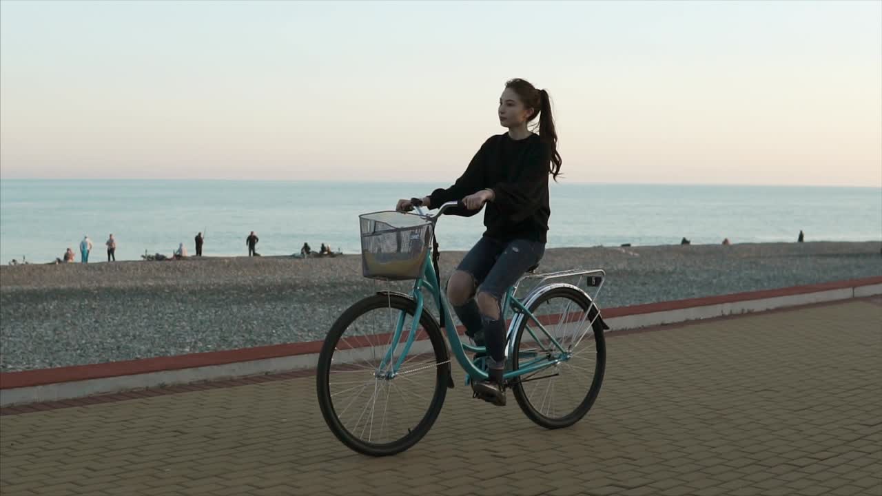 해변에서 자전거를 타고 있는 여자