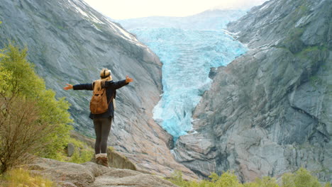 woman in vr headset experiencing a glacier view in norway