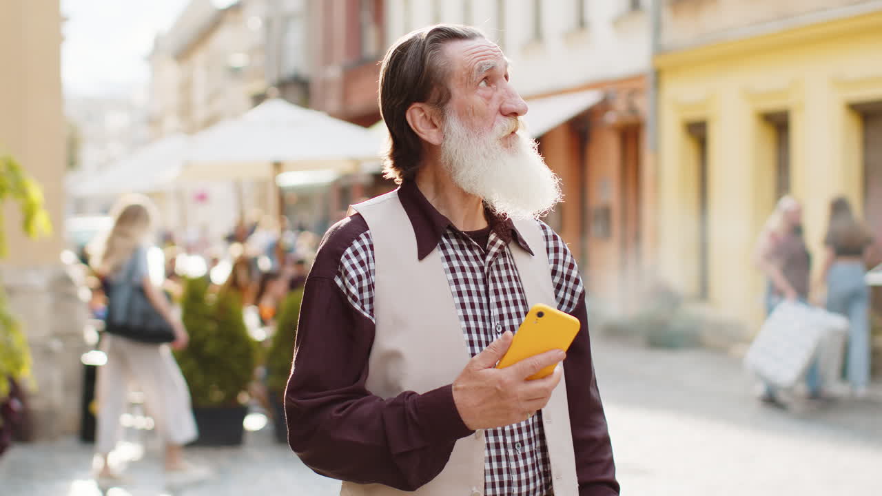 스마트폰을 사용하는 관광객 노인 할아버지 모바일 네비게이터 앱에서 지도에서 길을 찾습니다.