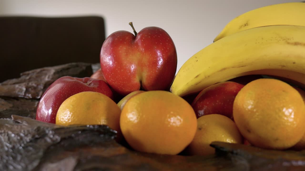 Epler, mandariner og bananer i en treskål.