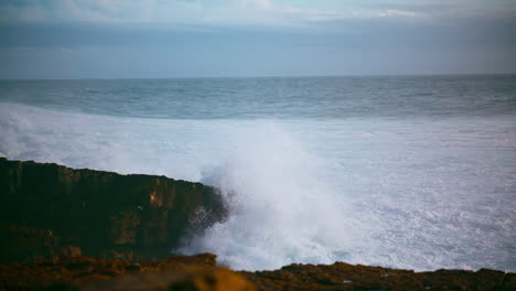 Wunderschöne-Wellen-Brechen-An-Der-Felsigen-Küste.-Schäumendes-Meer-Spült-Wilde-Küste-An