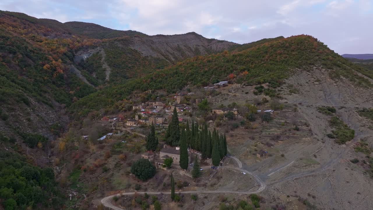Cattura aerea di case rustiche circondate da alberi autunnali dorati, Albania